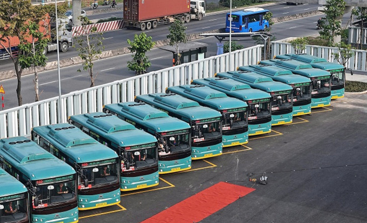 Hệ thống xe buýt điện tập kết tại bãi đậu gần ga Bình Thái của Metro Bến Thành - Suối Tiên