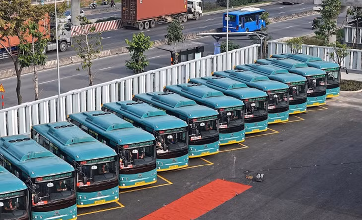 Hệ thống xe buýt điện tập kết tại bãi đậu gần ga Bình Thái của Metro Bến Thành - Suối Tiên Hệ thống xe buýt điện tập kết tại bãi đậu gần ga Bình Thái của Metro Bến Thành - Suối Tiên