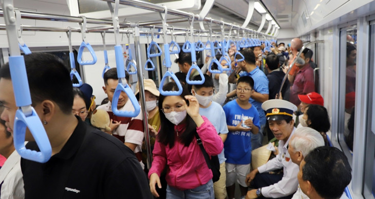Các chuyến tàu metro số 1 đều chật cứng hành khách trong ngày đầu vận hành