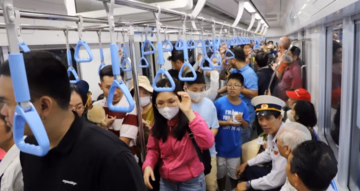 Các chuyến tàu metro số 1 đều chật cứng hành khách trong ngày đầu vận hành