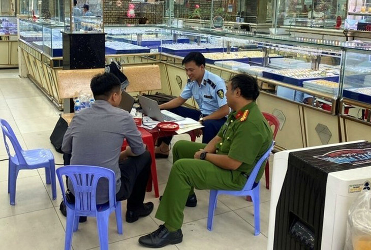 Quản lý thị trường kiểm tra vàng trang sức trên địa bàn TP.HCM
