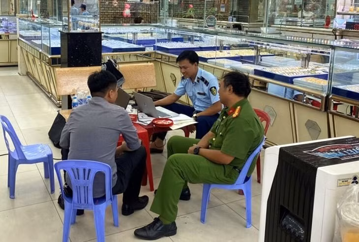 Quản lý thị trường kiểm tra vàng trang sức trên địa bàn TP.HCM