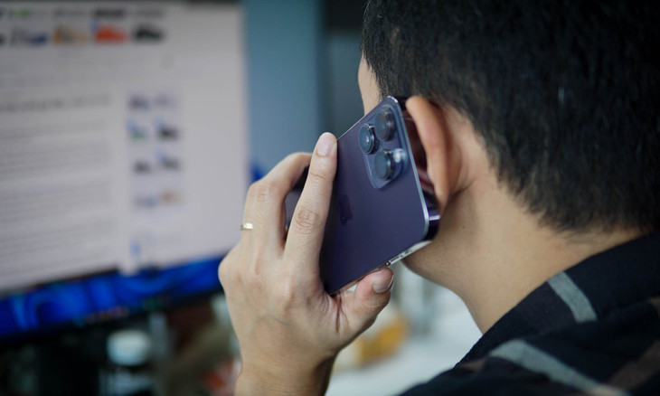 Một người đang nghe điện thoại Một người đang nghe điện thoại