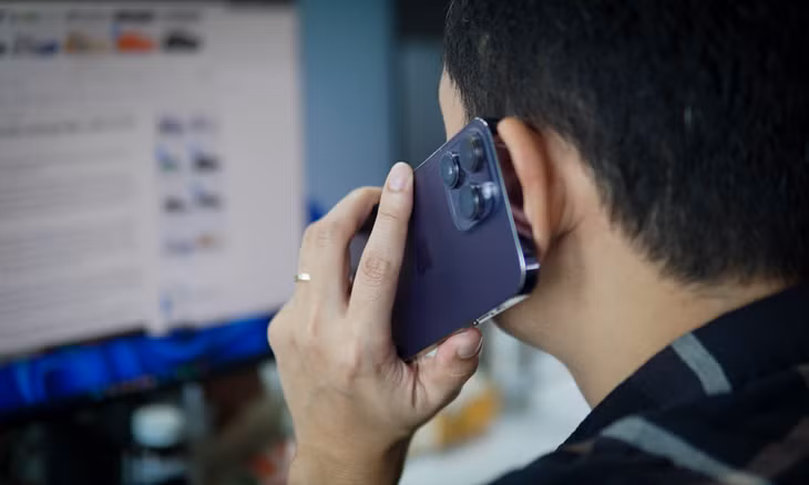 Một người đang nghe điện thoại