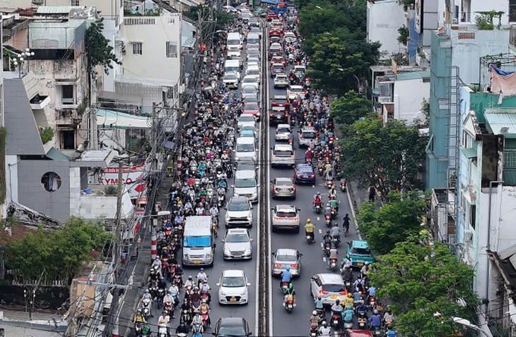 Cảnh ùn ứ trên đường Nguyễn Tất Thành, hướng vào trung tâm TP.HCM