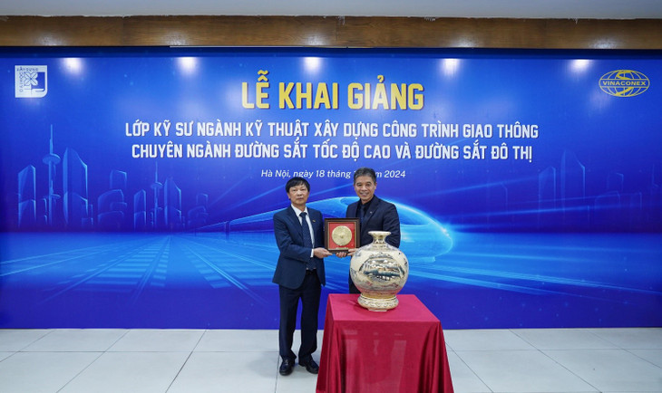 Ông Nguyễn Hữu Tới, Chủ tịch HĐQT VINACONEX và PGS.TS Hoàng Tùng, Hiệu trưởng Trường Đại học Xây dựng trao quà lưu niệm ghi dấu sự hợp tác chiến lược giữa hai bên