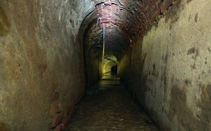 Một đoạn cống xuống cấp ở trung tâm TP.HCM