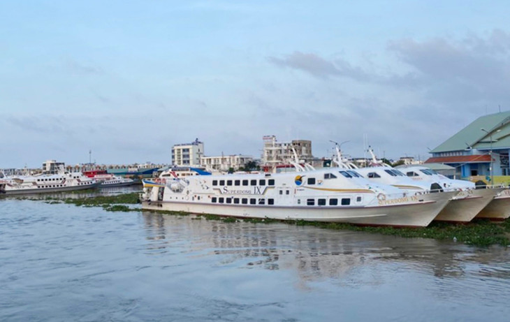 Tàu cao tốc neo đậu tại bến Rạch Giá