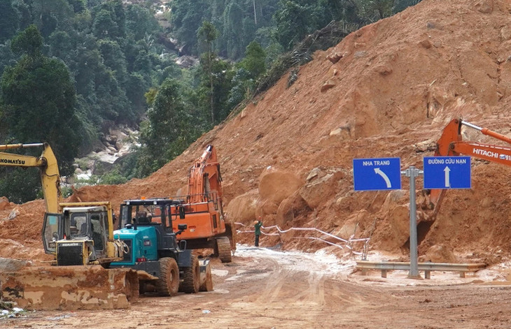 Khu vực Km43 đèo Khánh Lê, huyện Khánh Vĩnh, tỉnh Khánh Hòa được công nhân nỗ lực khắc phục sạt lở Khu vực Km43 đèo Khánh Lê, huyện Khánh Vĩnh, tỉnh Khánh Hòa được công nhân nỗ lực khắc phục sạt lở