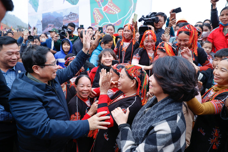 Thủ tướng Chính phủ Phạm Minh Chính thăm hỏi người dân thôn Làng Nủ trong lễ khánh thành khu tái định cư, sáng 22/12
