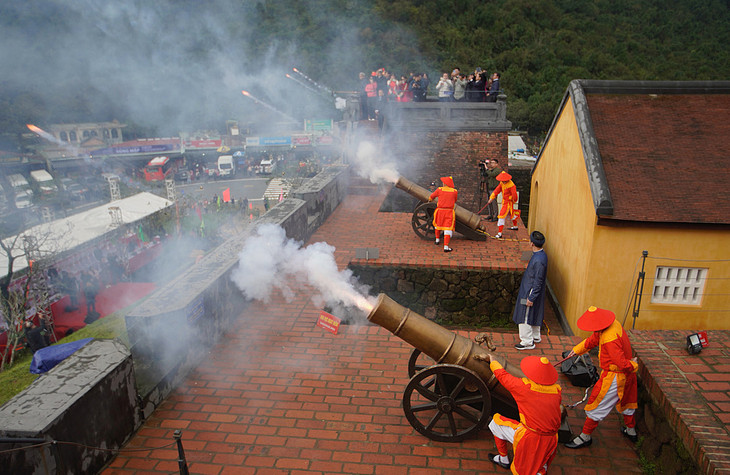 Bắn hỏa thuật trên Hải Vân Quan Bắn hỏa thuật trên Hải Vân Quan