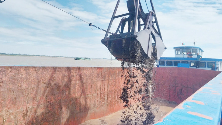 Mỏ cát phục vụ thi công tuyến Cao Lãnh - Lộ Tẻ bắt đầu khai thác.