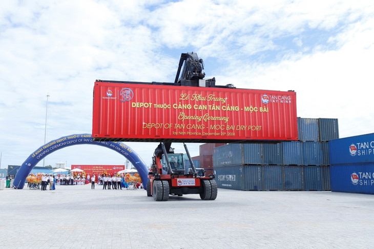 Container hàng đầu tiên được thông qua depot Tân cảng Mộc Bài.