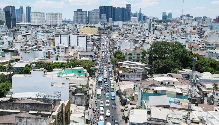 Xe nối đuôi kéo dài trên đường Xô Viết Nghệ Tĩnh, TP.HCM