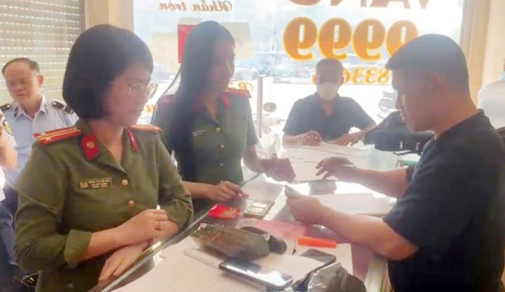 Các đơn vị chức năng kiểm tra một cơ sở kinh doanh vàng bạc phát hiện có sai phạm