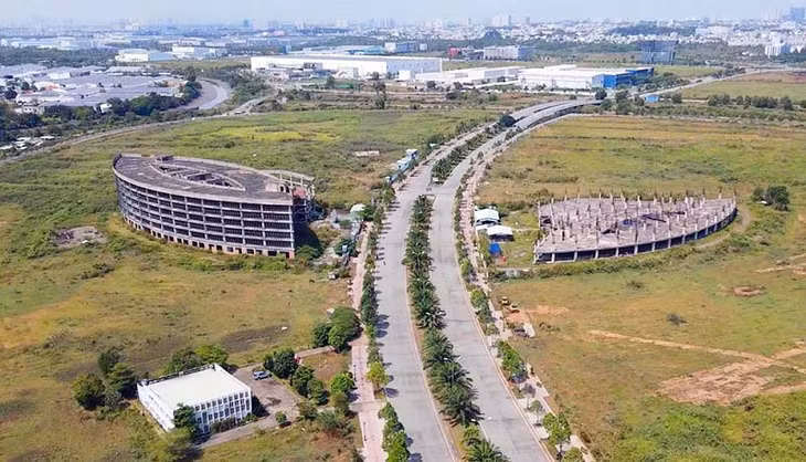 Dự án Công viên Sài Gòn Silicon tại Khu công nghệ cao TP.HCM đang xây dựng dở dang 2 tòa nhà rồi bỏ hoang nhiều năm nay.