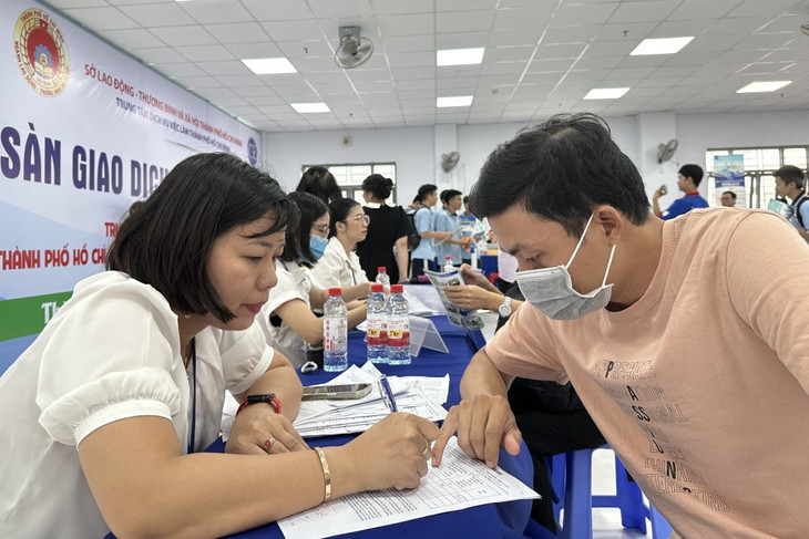 Lao động tìm việc tại sàn giao dịch việc làm do Trung tâm Dịch vụ việc làm TP.HCM tổ chức