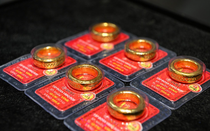 Vàng nhẫn trơn tại quầy một thương hiệu trên đường Trần Nhân Tông (Hà Nội) Vàng nhẫn trơn tại quầy một thương hiệu trên đường Trần Nhân Tông (Hà Nội)