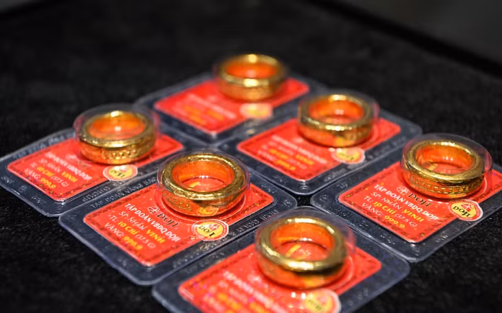 Vàng nhẫn trơn tại quầy một thương hiệu trên đường Trần Nhân Tông (Hà Nội)