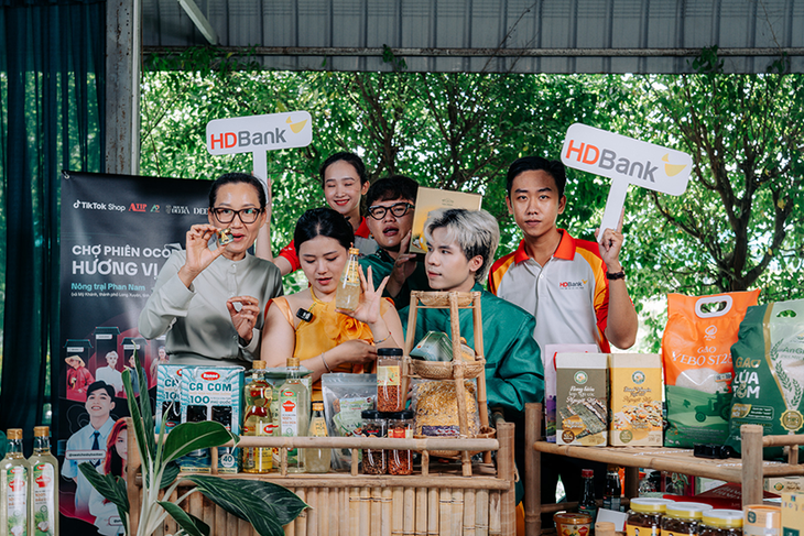 HDBank cùng các chủ thể OCOP đưa nông sản Việt lên nền tảng số - Livestream trên TikTok, góp phần kết nối sản phẩm với thị trường, và mở ra hướng đi mới cho kinh tế nông thôn, năng động và bền vững HDBank cùng các chủ thể OCOP đưa nông sản Việt lên nền tảng số - Livestream trên TikTok, góp phần kết nối sản phẩm với thị trường, và mở ra hướng đi mới cho kinh tế nông thôn, năng động và bền vững