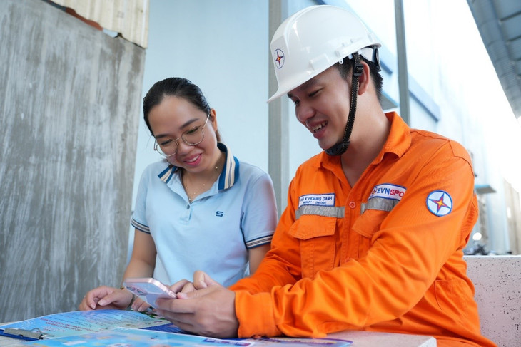 Nhân viên EVNSPC hướng dẫn khách hàng cài App CSKH, tham gia cuộc thi tiết kiệm điện Nhân viên EVNSPC hướng dẫn khách hàng cài App CSKH, tham gia cuộc thi tiết kiệm điện