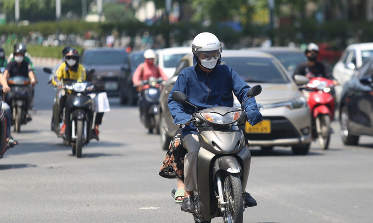 Xe máy trên đường phố Hà Nội