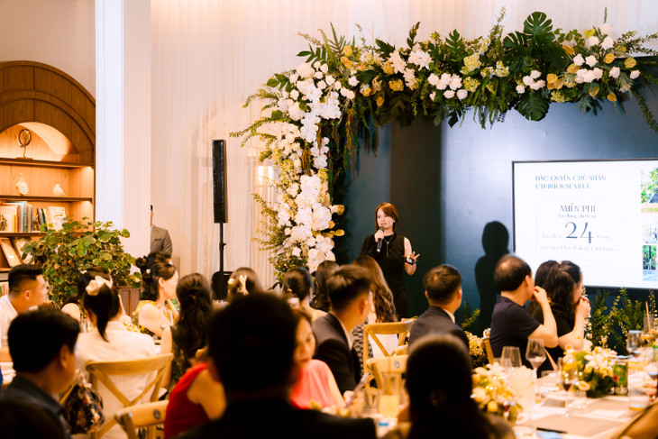 Đại diện BIM Land giới thiệu Chính sách ưu đãi đặc quyền sử dụng dịch vụ tại Grand Bay Halong Clubhouse. Ảnh: BIM Land.