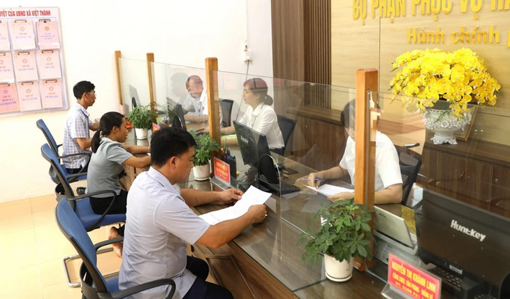 Người dân đến Bộ phận phục vụ hành chính công xã Việt Thành, huyện Trấn Yên, tỉnh Yên Bái làm thủ tục hành chính
