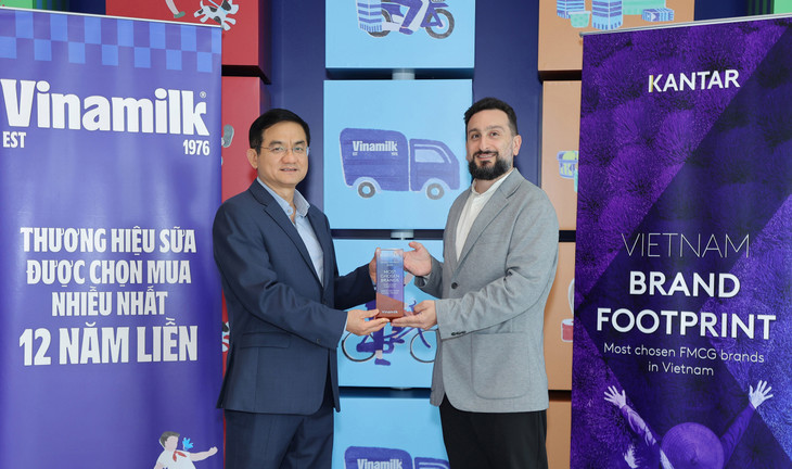 Đại diện Kantar Việt Nam (bên phải) trao các chứng nhận cho ông Nguyễn Quang Trí – Giám đốc điều hành Marketing Vinamilk. Đại diện Kantar Việt Nam (bên phải) trao các chứng nhận cho ông Nguyễn Quang Trí – Giám đốc điều hành Marketing Vinamilk.