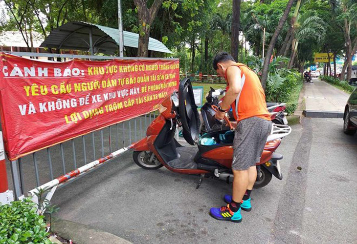 Công viên Hoàng Văn Thụ (quận Tân Bình) không có bãi giữ xe, người dân phải để xe ngoài đường