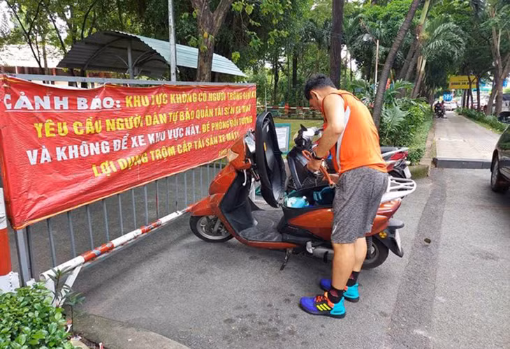Công viên Hoàng Văn Thụ (quận Tân Bình) không có bãi giữ xe, người dân phải để xe ngoài đường