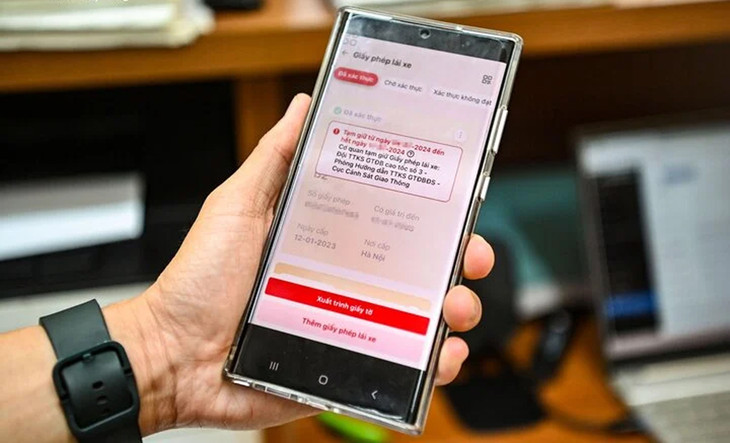 Tài xế xuất trình giấy phép lái xe trên VNeID