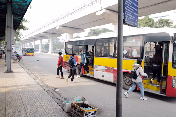 Xe buýt truyền thống của Hà Nội hiện nay sử dụng dầu diezel