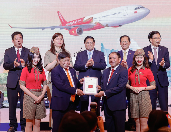 Dưới sự chứng kiến của Thủ tướng Phạm Minh Chính, Bộ trưởng Bộ VHTT&amp;DL Nguyễn Văn Hùng trao tặng Kỷ niệm chương chúc mừng cho hành trình 10 năm kết nối giữa Việt Nam - Hàn Quốc của Vietjet