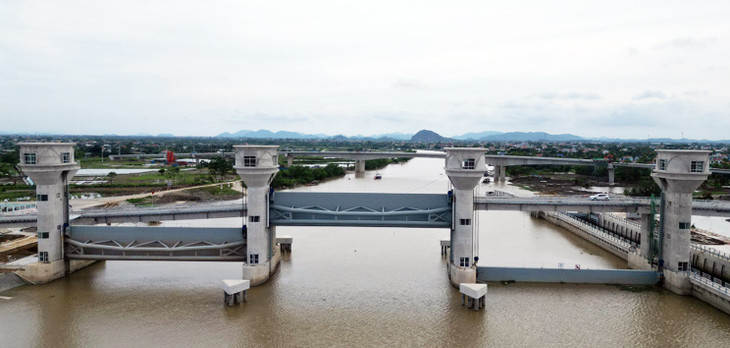 Hệ thống cửa van đã được lắp đặt đang trong quá trình thử tải Hệ thống cửa van đã được lắp đặt đang trong quá trình thử tải