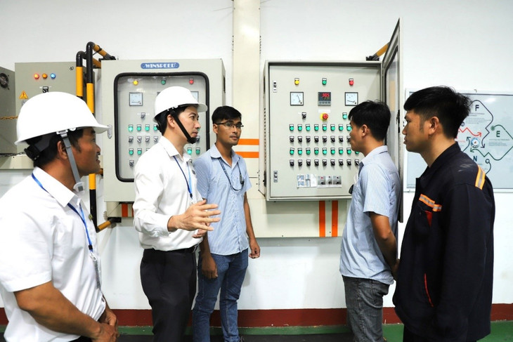 Công ty Điện lực Bình Phước hướng dẫn, trao đổi, cung cấp giải pháp tiết kiệm điện, giảm phụ tải phi thương mại đến các cơ sở sản xuất, doanh nghiệp trên địa bàn. Công ty Điện lực Bình Phước hướng dẫn, trao đổi, cung cấp giải pháp tiết kiệm điện, giảm phụ tải phi thương mại đến các cơ sở sản xuất, doanh nghiệp trên địa bàn.