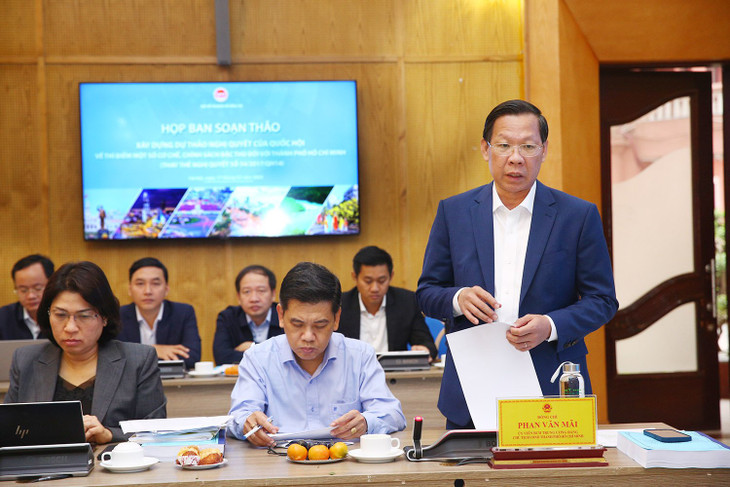 Chủ tịch UBND TP.HCM Phan Văn Mãi phát biểu tại cuộc họp. Ảnh: Lê Tiên Chủ tịch UBND TP.HCM Phan Văn Mãi phát biểu tại cuộc họp. Ảnh: Lê Tiên