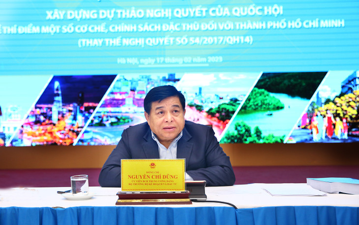 Bộ trưởng Bộ Kế hoạch và Đầu tư Nguyễn Chí Dũng, Trưởng Ban soạn thảo lắng nghe ý kiến của các bộ, ngành. Ảnh: Lê Tiên Bộ trưởng Bộ Kế hoạch và Đầu tư Nguyễn Chí Dũng, Trưởng Ban soạn thảo lắng nghe ý kiến của các bộ, ngành. Ảnh: Lê Tiên