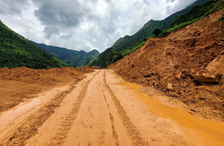 Các vị trí ách tắc trên Quốc lộ 279D từ Sơn La đi Lai Châu qua huyện Mường La đã cơ bản được khắc phục