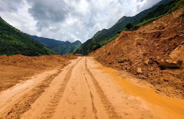 Các vị trí ách tắc trên Quốc lộ 279D từ Sơn La đi Lai Châu qua huyện Mường La đã cơ bản được khắc phục