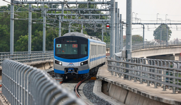 Đoàn tàu thuộc Metro số 1 chạy thử đoạn trên cao