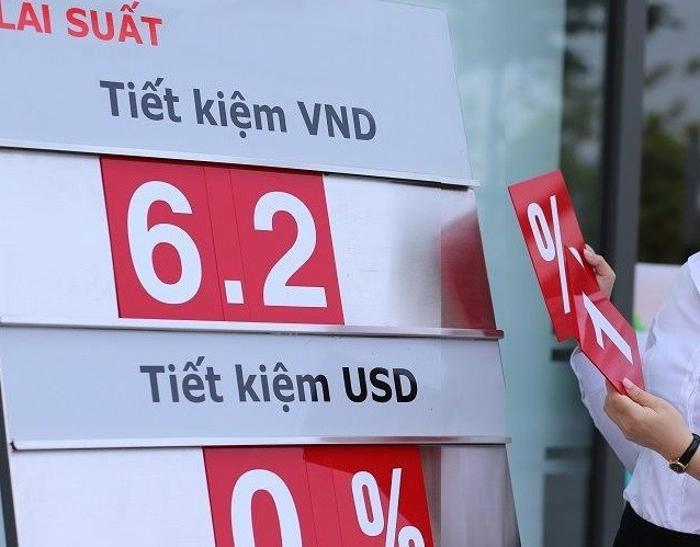 Lãi suất tiết kiệm giảm về mức nửa đầu năm 2022. Lãi suất tiết kiệm giảm về mức nửa đầu năm 2022.