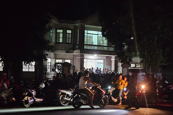 Người dân tập trung ở trụ sở Đội Quản lý điện lực Lao Bảo khiếu nại việc bị mở tài khoản ngân hàng trái phép