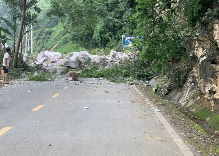 Hàng trăm m3 đất đá lớn nhỏ từ đỉnh núi Nả Thẳm bất ngờ lở xuống đã gây ách tắc cục bộ cho Tỉnh lộ 254