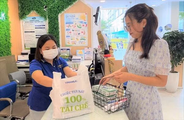 Vinamilk sử dụng các túi mua hàng được làm từ 100% nhựa tái chế tại các cửa hàng Giấc mơ sữa Việt