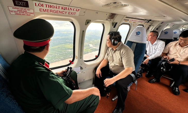 Thủ tướng đi trực thăng kiểm tra tình hình sạt lở ở các tỉnh miền Tây