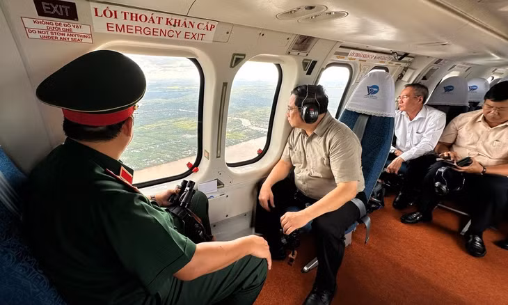 Thủ tướng đi trực thăng kiểm tra tình hình sạt lở ở các tỉnh miền Tây Thủ tướng đi trực thăng kiểm tra tình hình sạt lở ở các tỉnh miền Tây