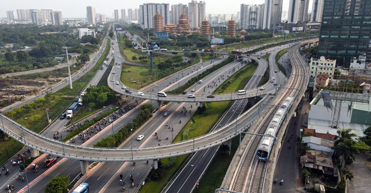 Đoàn tàu của Metro số 1 chạy thử đoạn trên cao qua khu vực đô thị ở TP. Thủ Đức