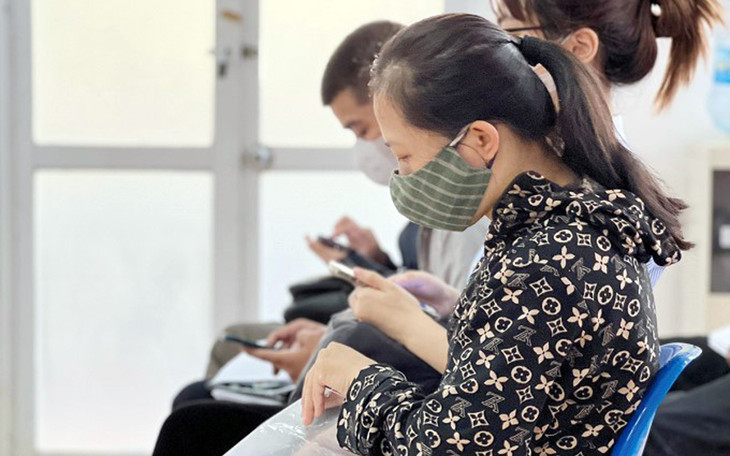 Lao động làm thủ tục hưởng trợ cấp thất nghiệp tại Trung tâm Dịch vụ Việc làm Hà Nội