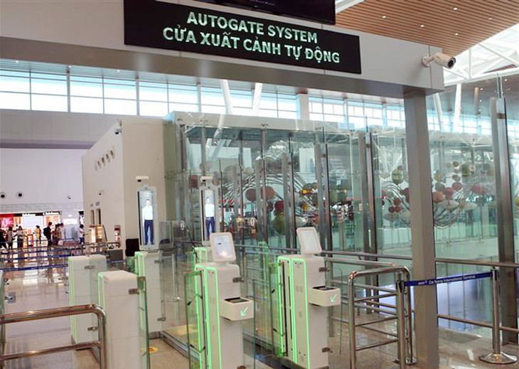 Hệ thống cổng kiểm soát tự động xuất cảnh vừa đưa vào sử dụng